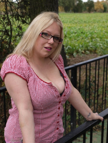 Amateur BBW Sindy Bust exposes her big boobs and twat on a countryside bridge