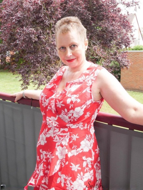 Mature amateur Posh Sophia exposes her big butt and snatch in red heels