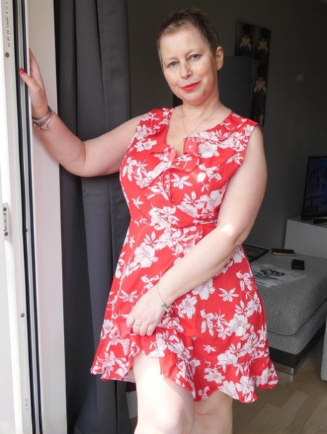 Mature amateur Posh Sophia exposes her big butt and snatch in red heels