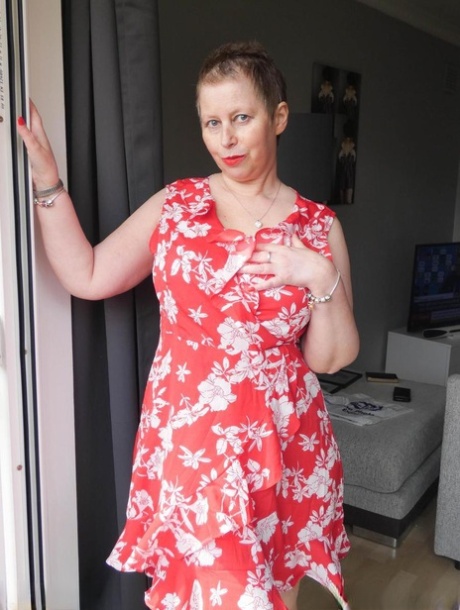 Mature amateur Posh Sophia exposes her big butt and snatch in red heels