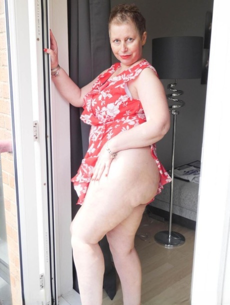 Mature amateur Posh Sophia exposes her big butt and snatch in red heels