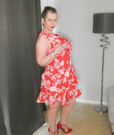 Mature amateur Posh Sophia exposes her big butt and snatch in red heels