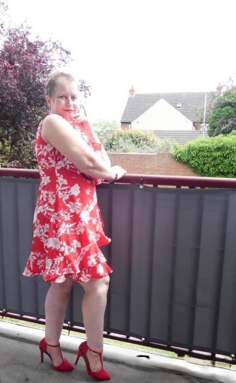 Mature amateur Posh Sophia exposes her big butt and snatch in red heels