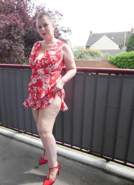 Mature amateur Posh Sophia exposes her big butt and snatch in red heels