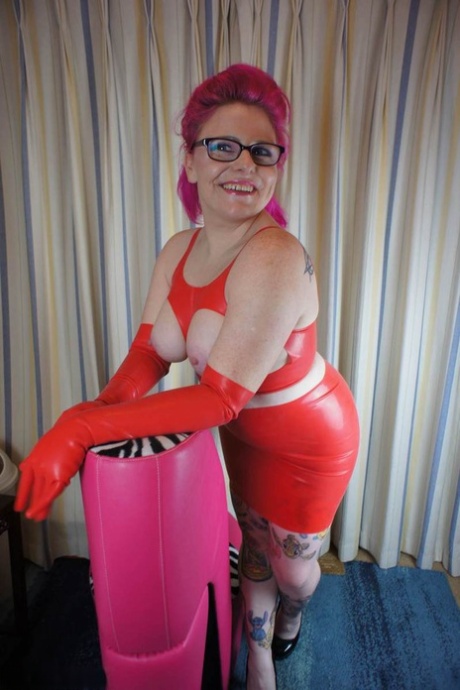 Amateur model Mollie Foxxx looses her big tits and butt from latex clothing