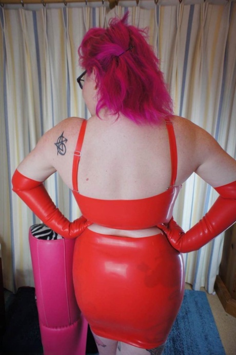 Amateur model Mollie Foxxx looses her big tits and butt from latex clothing