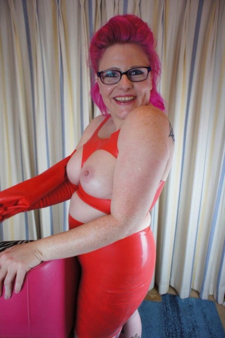 Amateur model Mollie Foxxx looses her big tits and butt from latex clothing