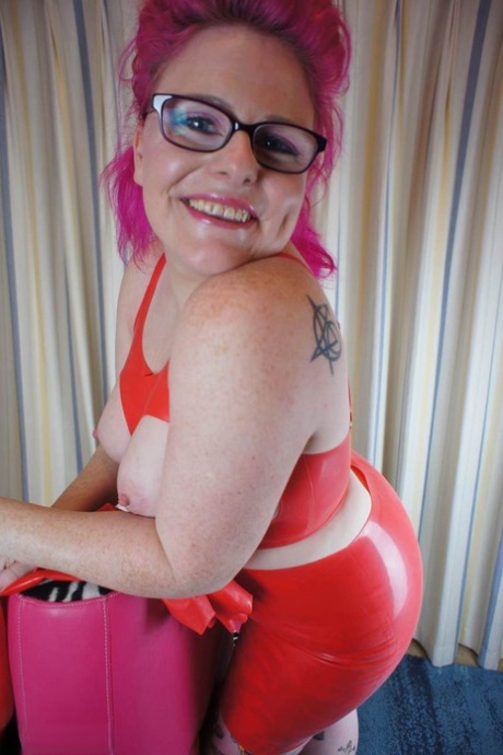 Amateur model Mollie Foxxx looses her big tits and butt from latex clothing
