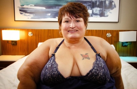 Obese older woman Ms Cheeky Clean puts her massive ass on display