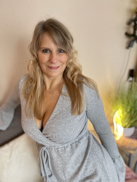 Middle-aged blonde Sweet Susi plays with her pussy after removing her leggings