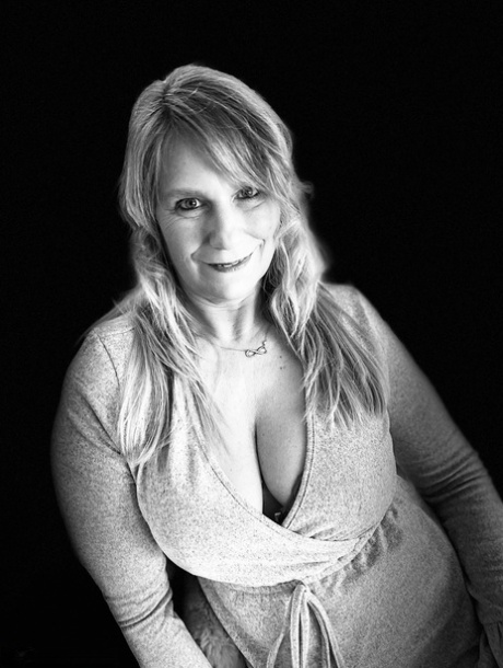 Middle-aged blonde Sweet Susi plays with her pussy after removing her leggings