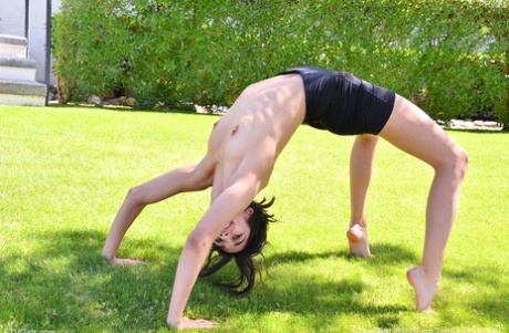 Flexible brunette beauty Reina Rae gets butt naked outdoors before exercising
