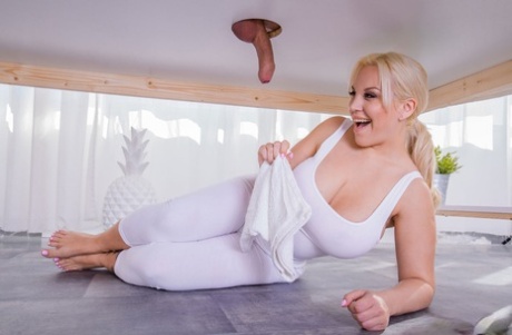 Curvy blonde masseuse Blondie Fesser drains a cock under a milking table
