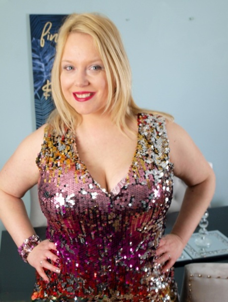 Blonde fatty Sindy Bust works her big ass while undressing in high heels