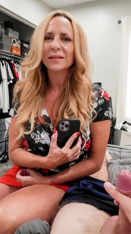 Busty mom Kenzi Foxx receives an internal cumshot from her stepson
