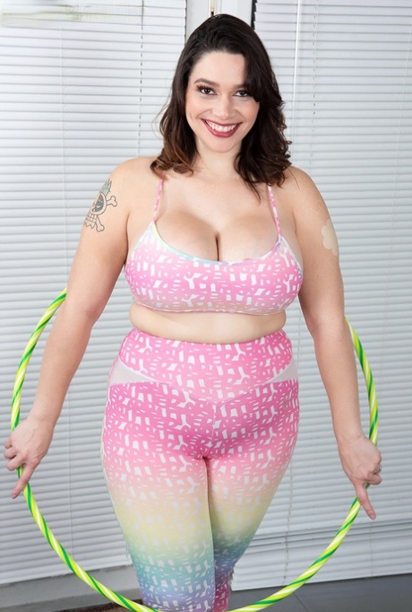Big girl Brooklyn Springvalley shows her fake tits & big butt while exercising