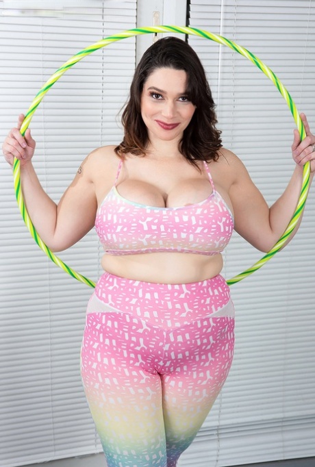 Big girl Brooklyn Springvalley shows her fake tits & big butt while exercising