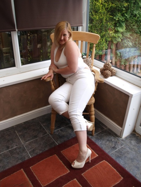 Fat amateur Samantha strips to white heels during a solo performance