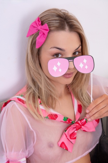 Adorable teen Jesika highlights her perfect ass while getting bare naked