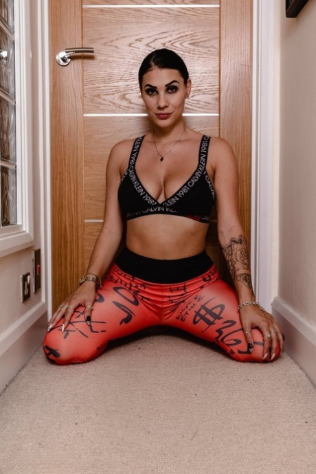 Hot UK brunette Roxy Mendez removes skintight pants while getting naked