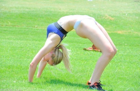 Blondes sports babe in shorts & pigtails strips to show bare ass outdoors