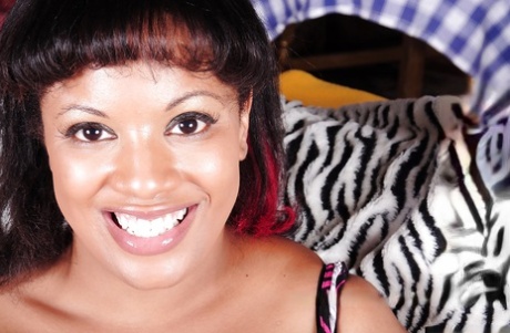 Ebony mature Betty demonstrates her fatty body, her big tits and tight ass