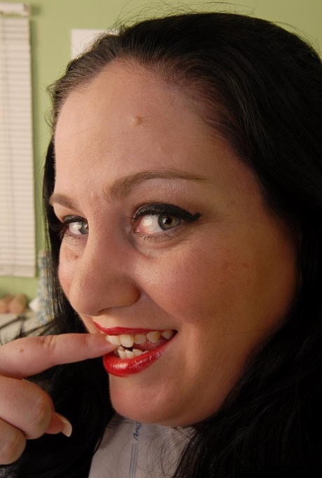 Fatty Glory-Foxxx reveals her giant all-natural boobies on cam