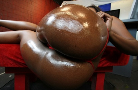 Ebony babe with huge juggs Aryana Starr shows her big wet butt