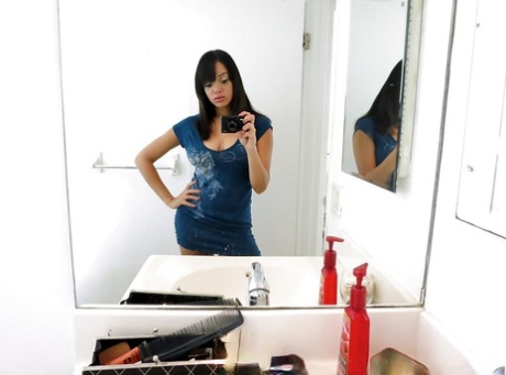 Bosomy ebony amateur Stacey Foxxx getting naked and picturing herself