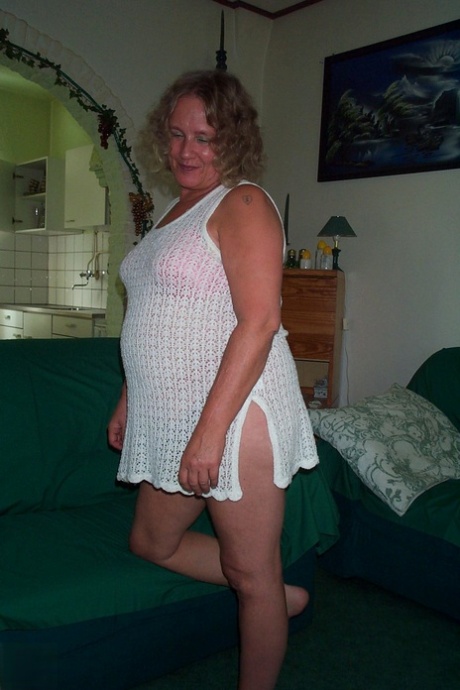 Mature fatty Diny rubs her beaver with a huge cucumber in the chair