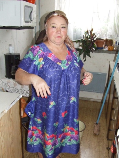 Fat granny Regina strips her clothes and poses while cleaning the kitchen