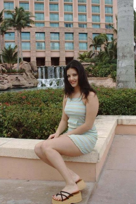 Indian MILF with natural tits Sunny Leone flashes her delicious ass outdoors