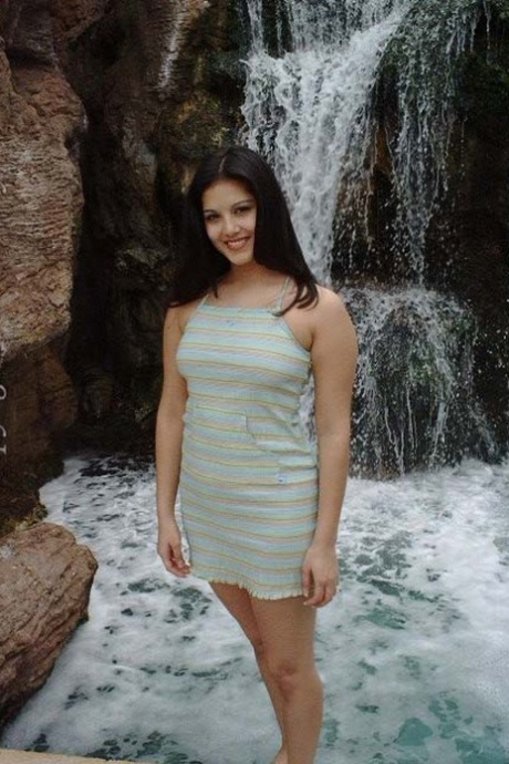 Indian MILF with natural tits Sunny Leone flashes her delicious ass outdoors