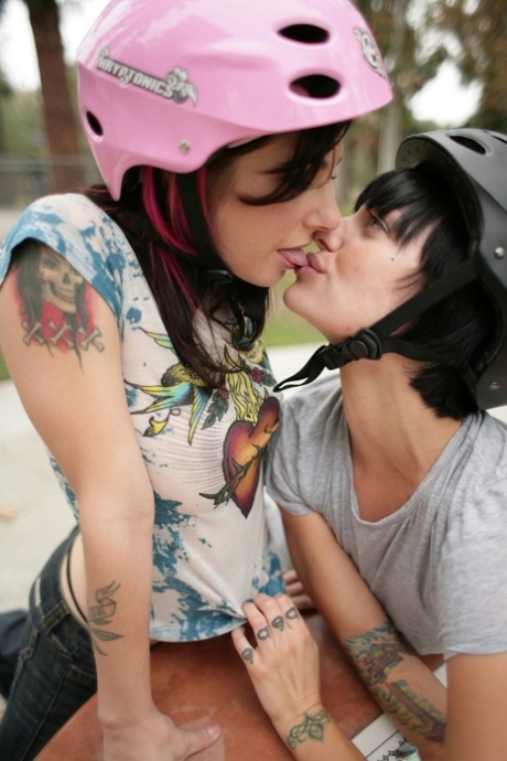 Skateboarding lesbians Belladonna & Joanna Angel anal toying & pussy licking