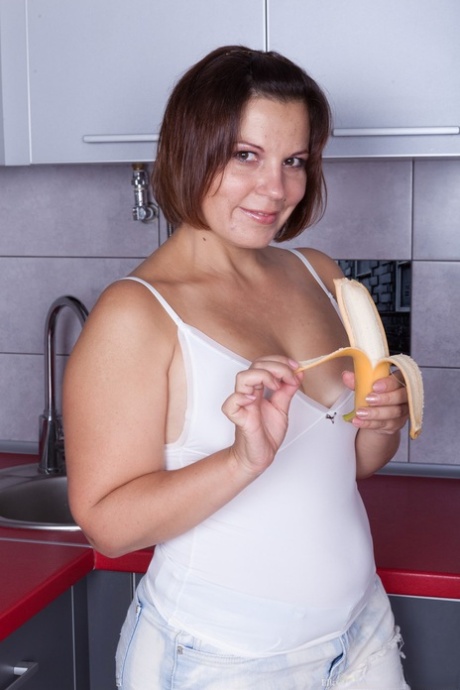 Mature fatty Ellariya Rose drops her shorts & smears cream on her big tits