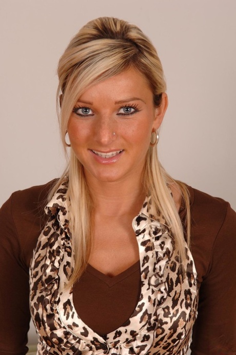 Czech MILF Vanessa Jordin strips naked and shows off her hot tanned body