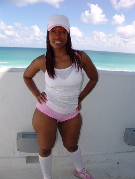 Black haired ebony Cherokee turns around and displays her amazingly shaped ass