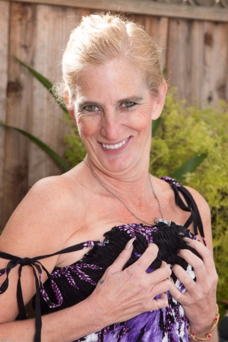 Blonde granny Ray Lynn spreads her love hole after revealing her big tits