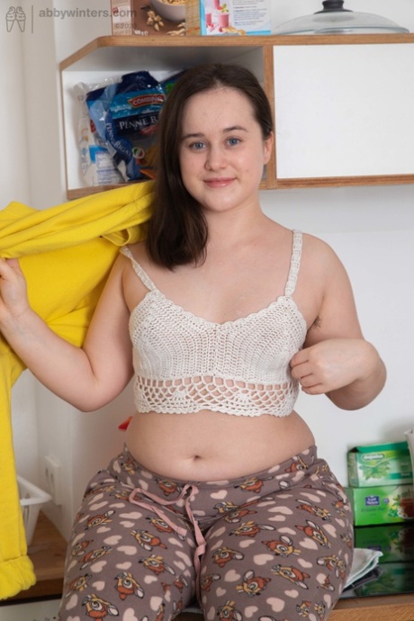 Chubby Australia college babe Luna R strips, shows her curves & eats fruits