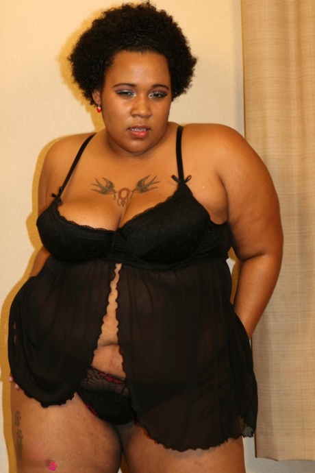 Chubby ebony bombshell Kitten shows off her great ass in a sexy striptease