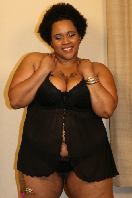 Chubby ebony bombshell Kitten shows off her great ass in a sexy striptease