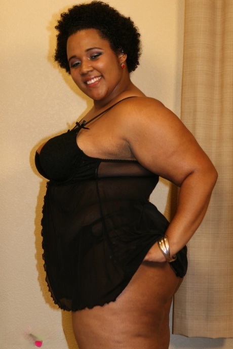Chubby ebony bombshell Kitten shows off her great ass in a sexy striptease