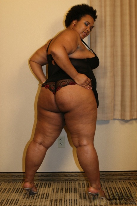Chubby ebony bombshell Kitten shows off her great ass in a sexy striptease