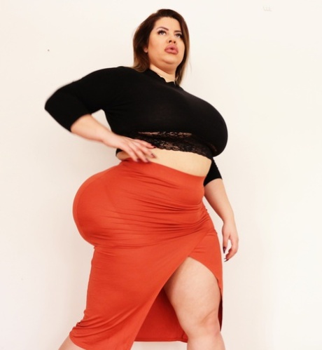 Stunning MILF fatty Natasha Crown flaunting her very big ass in a tight skirt