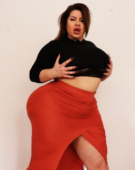 Stunning MILF fatty Natasha Crown flaunting her very big ass in a tight skirt