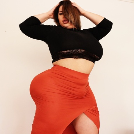 Stunning MILF fatty Natasha Crown flaunting her very big ass in a tight skirt
