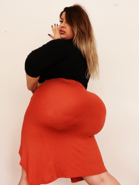 Stunning MILF fatty Natasha Crown flaunting her very big ass in a tight skirt