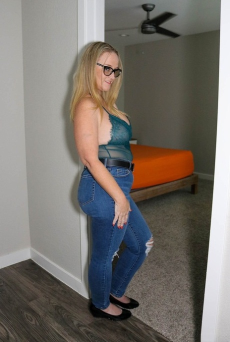 Gorgeous blonde fatty Dee Siren exposes her thick ass while teasing in jeans