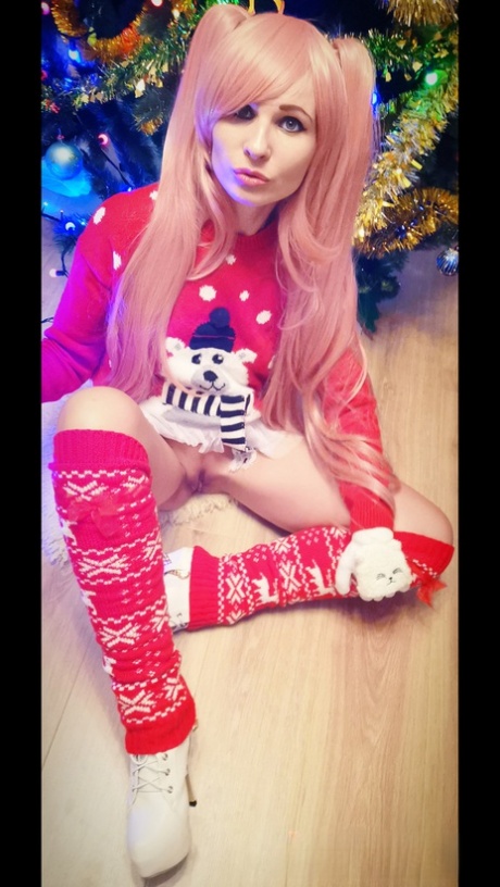 Cosplay babe Jeny Smith shows her pussy in an upskirt by the Christmas tree