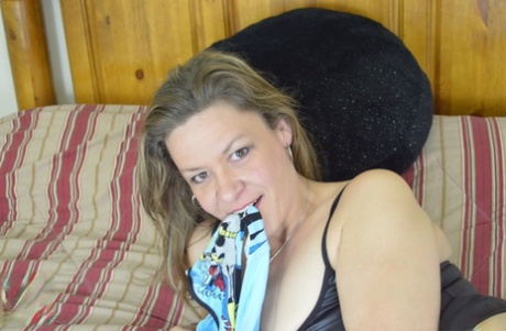 Amateur babe in sexy stockings Emily Rain teases with her big ass & meaty muff
